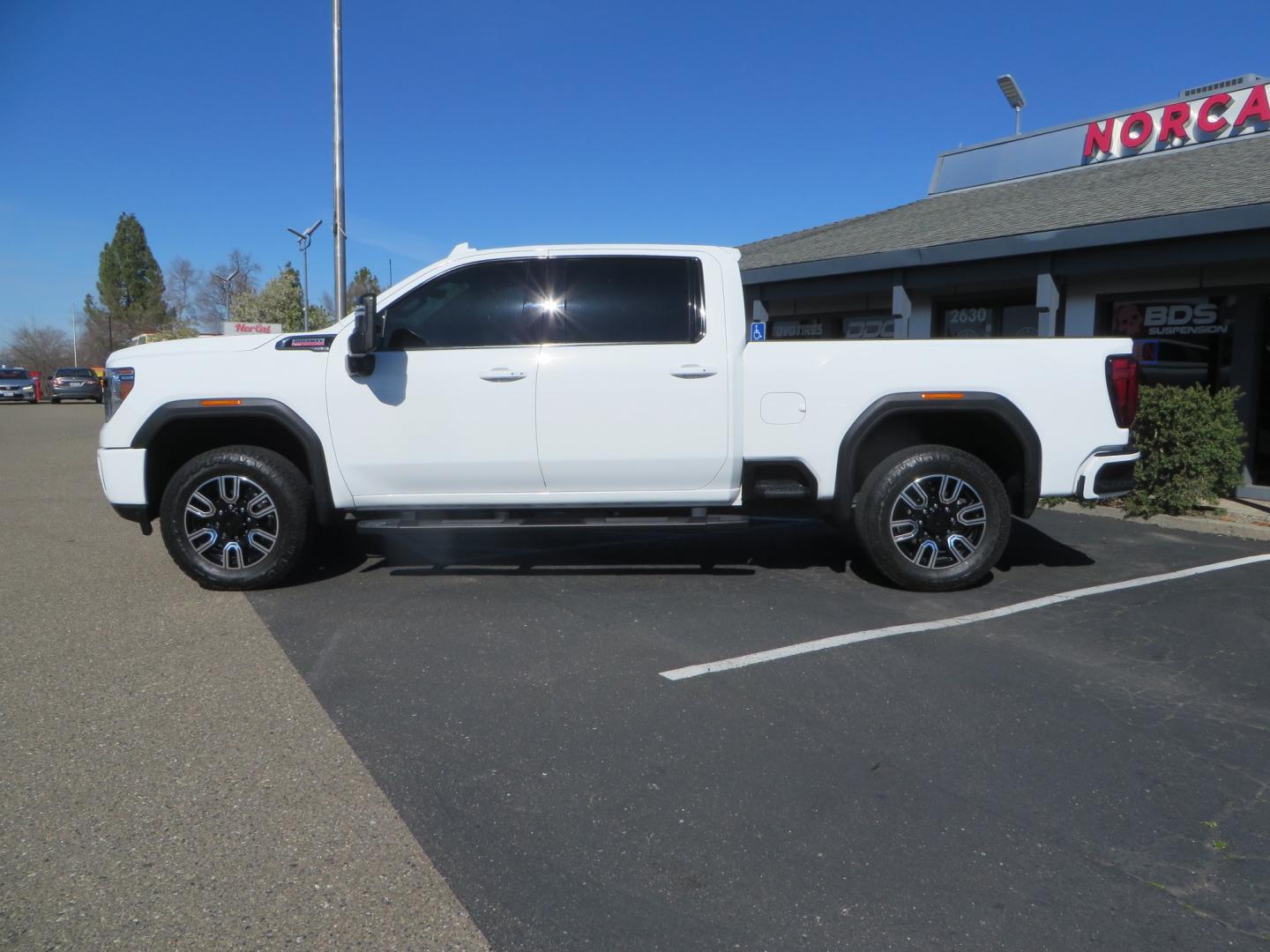 2020 White /BLACK GMC Sierra 2500HD AT4 Crew Cab Short Box 4WD (1GT49PEY9LF) with an 6.6L V8 OHV 16 DIESEL engine, 6A transmission, located at 2630 Grass Valley Highway, Auburn, CA, 95603, (530) 508-5100, 38.937893, -121.095482 - Photo#7